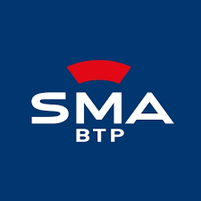 Logo de SMA BTP avec un fond bleu et un symbole rouge en arc au-dessus du texte.