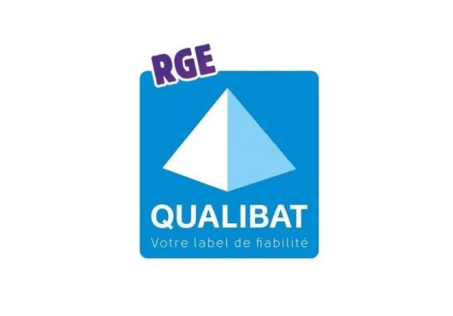 Logo de Qualibat avec un triangle bleu et le texte "RGE" en surimpression.